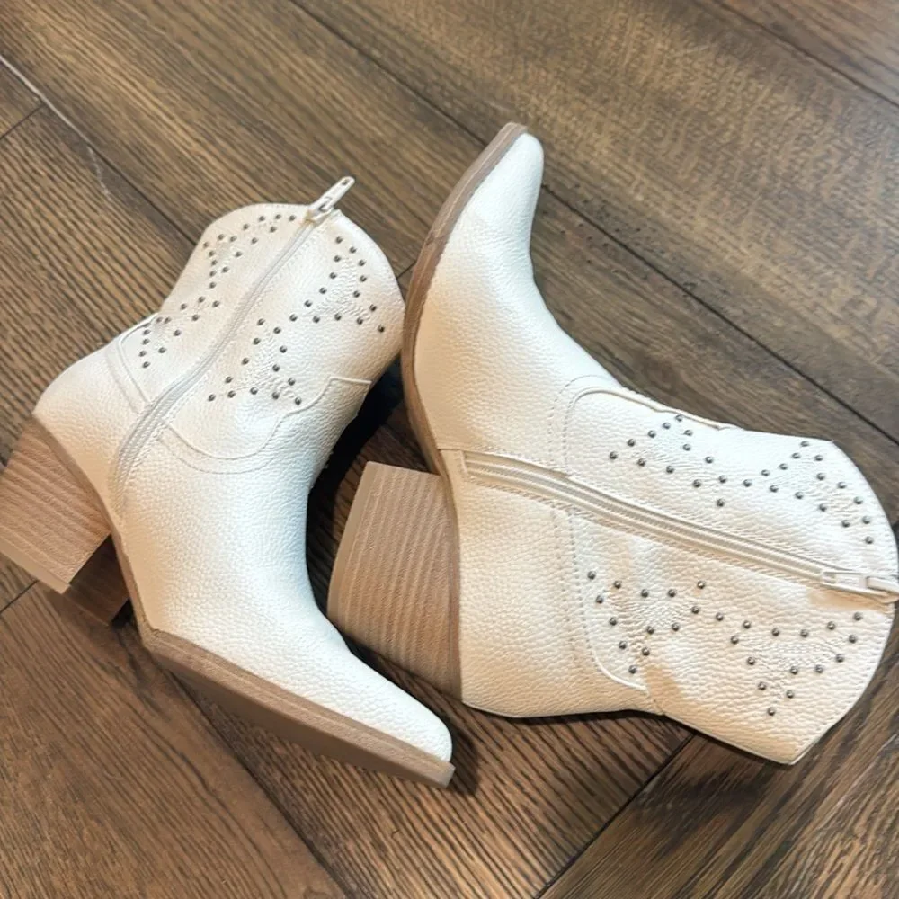 Universal Thread Women's White and Cream Boots 6.5 - Picture 7 of 8